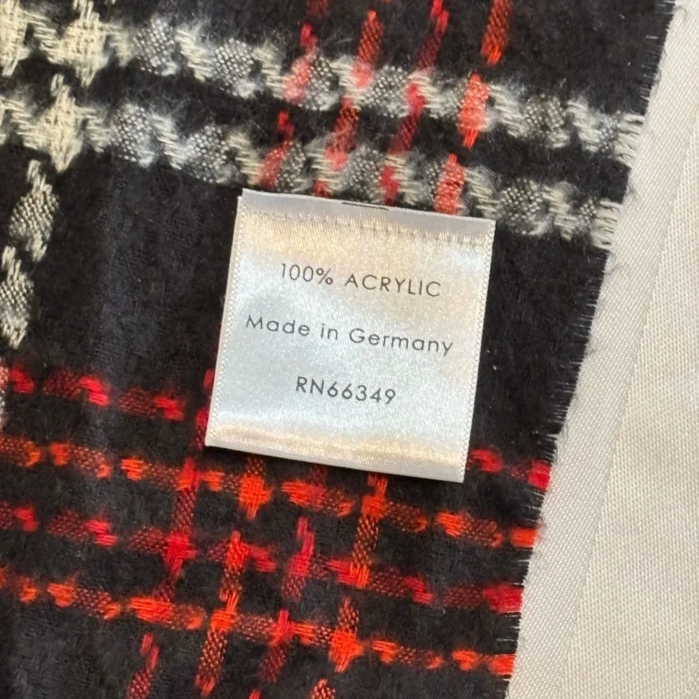 100% Acrylic Black, Red and White Scarf With Fringe (Good Condition)